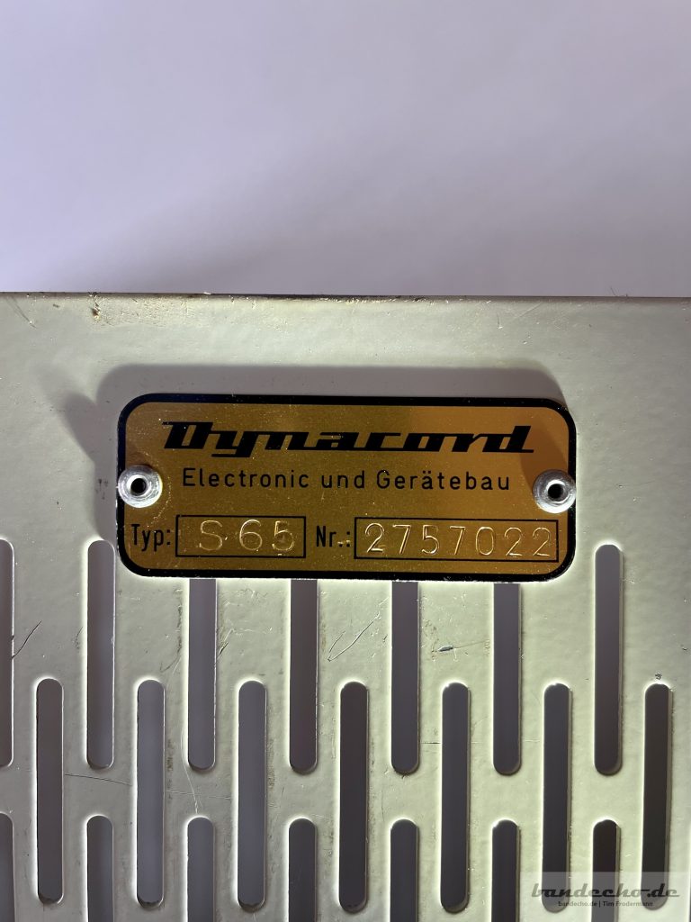Typen- und Seriennummern-Plakette des Dynacord Echocord Super 65.