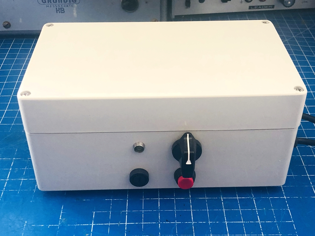 Das Variospeed kommt in einem robusten Gehäuse. Auf der Vorderseite finden sich: Ein-/Aus-Schalter, Regler für die Motorgeschwindigkeit, LED-Indikator der Motorgeschwindigkeit, Netzsicherung.