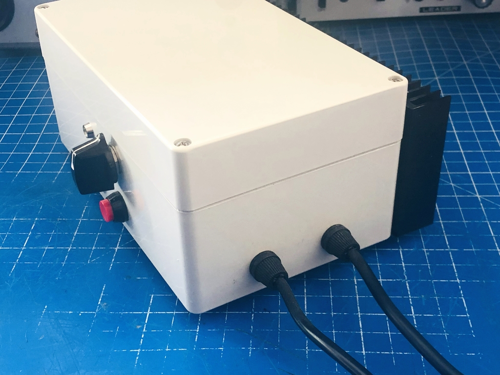 Anschlusskabel für die Netzspannung und die Motorspannung.