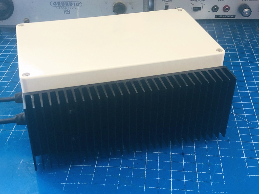 Auf der Rückseite ist ein Kühlkörper für den analogen Leistungsverstärker montiert.