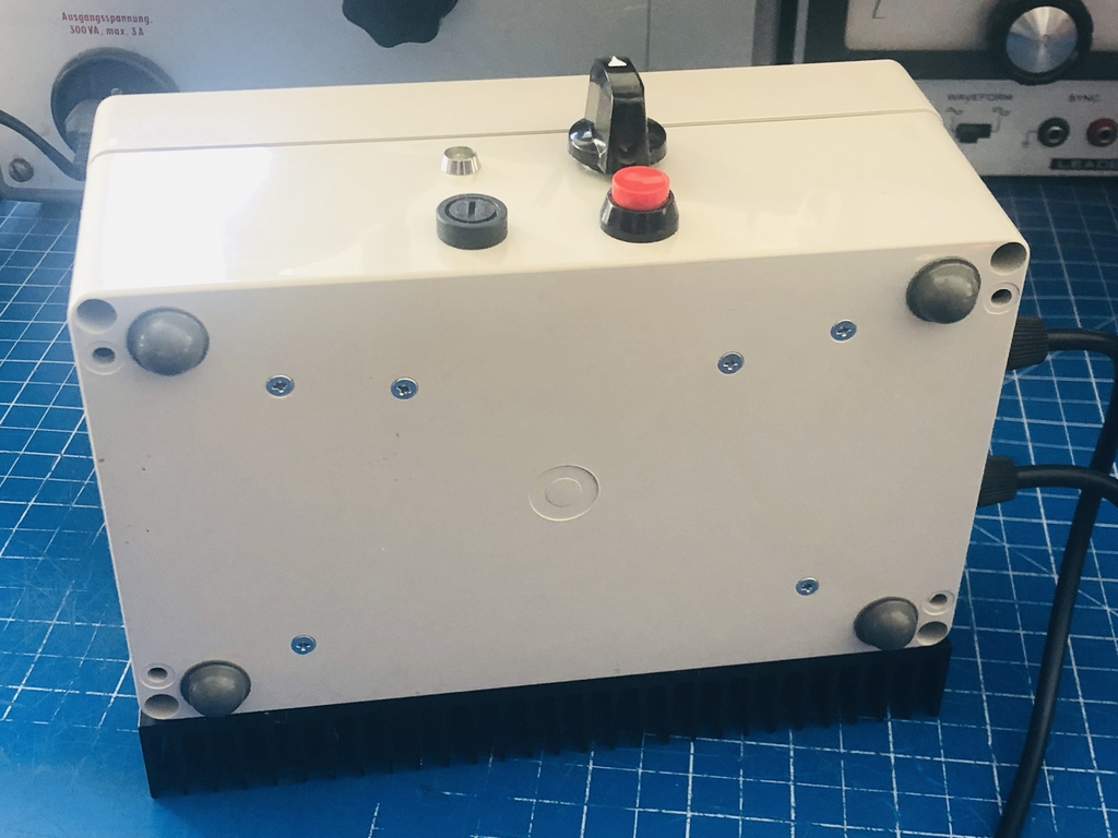 Unterseite mit Standfüßen.